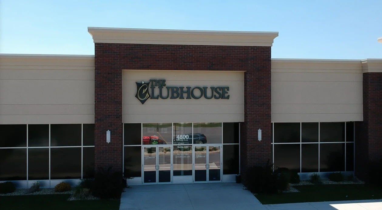 the-clubhouse-indoor-golf-and-lounge